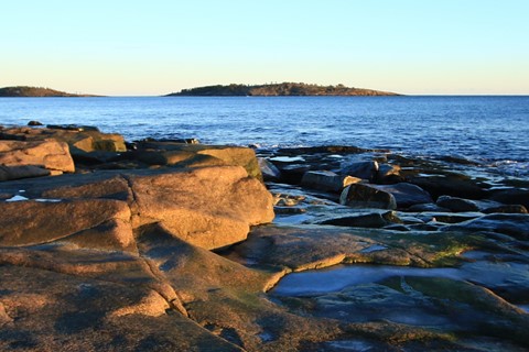Regler och villkor för semester Finansförbundet Kustlandskap med klippor vid havet i solnedgång nära ö – naturfoto från Sverige.